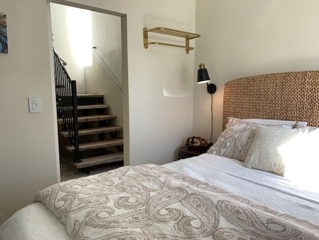 Building Photo - Coastal Living at Its Best | 3 Bed + 2 Bat...