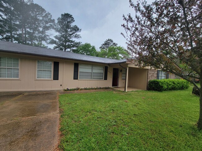 Building Photo - 10556 Rolling Pines Dr