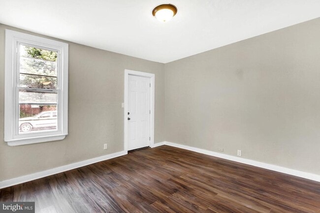 Building Photo - 3 Bedroom Home with High Ceilings & Natural Light!