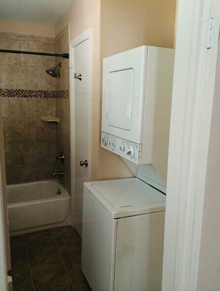 Building Photo - 217 E Richardson Ave