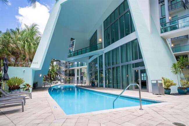 Building Photo - 6000 Collins Ave