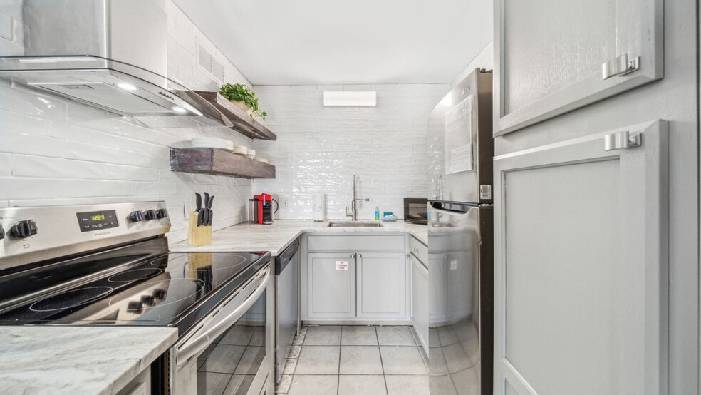 Building Photo - 8743 Thomas Dr