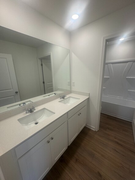 Building Photo - 133 Rolling Mdw Wy