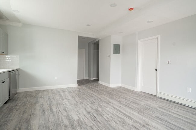 Building Photo - 194 N Chestnut St