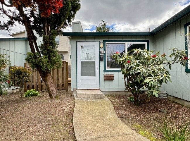 Building Photo - Charming Three Bedroom Near S. Waterfront & Macadam Ave~ Updates Throughout~ W/D Included ~ Detac...