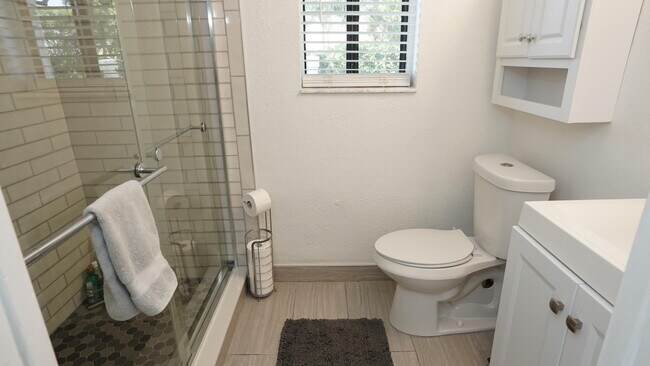 Building Photo - 100 Pelican Pointe Dr