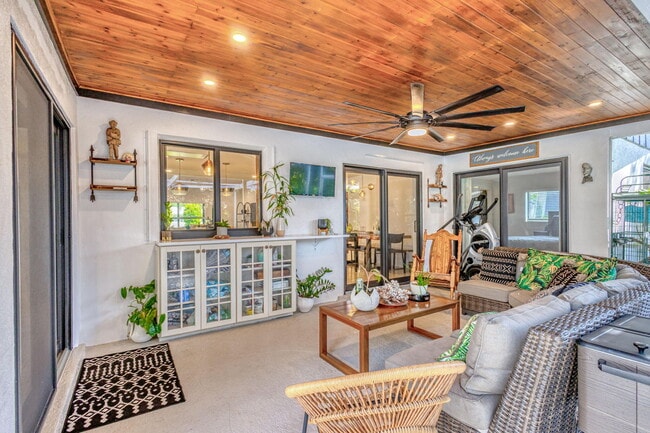 Building Photo - 932 Evergreen Dr