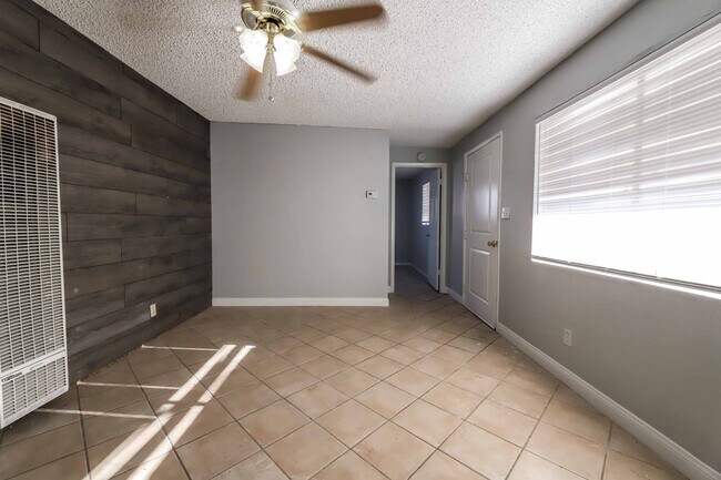 Building Photo - 307 Regina Way