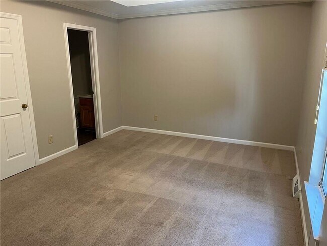 Building Photo - 326 Leafmore Rd SW