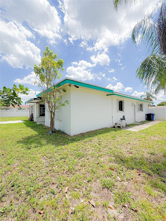 Building Photo - 1650 NW 26th Terrace