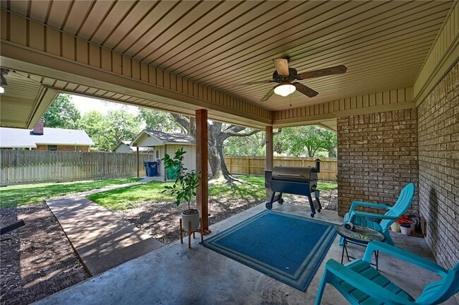 Building Photo - 1600 Pecan St