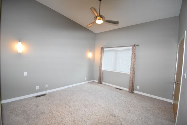 Building Photo - Large 2 Bedroom Condo For Rent Near Historic Downtown Clarksville!