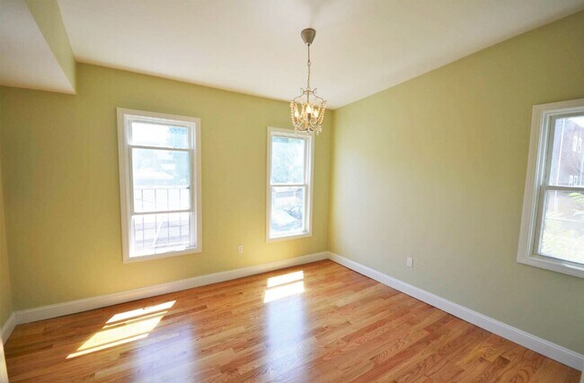 Building Photo - Spacious 2.5 Bed Now Available