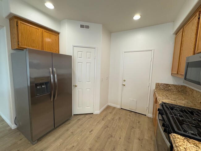 Building Photo - 3 bedroom -2.5 bathroom House