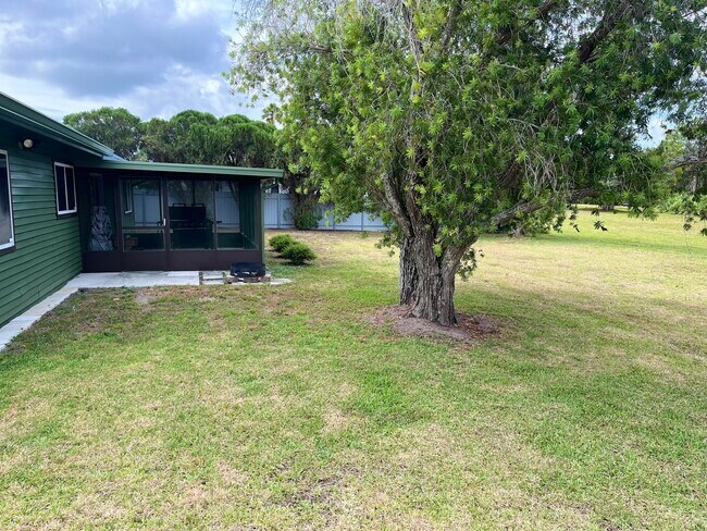 Building Photo - 1422 SE Arenson Ln