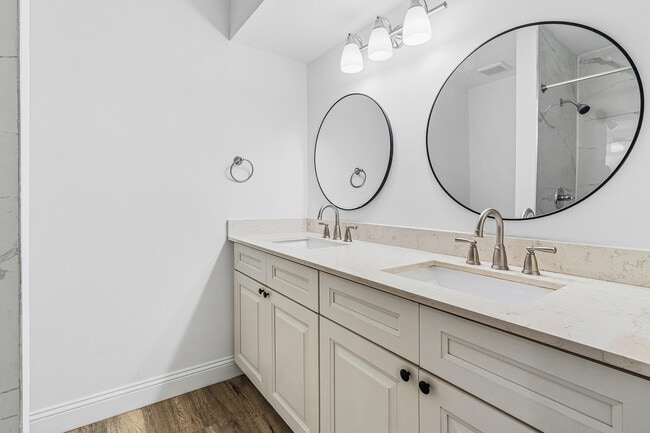 Building Photo - 7536 Courtyard Run E