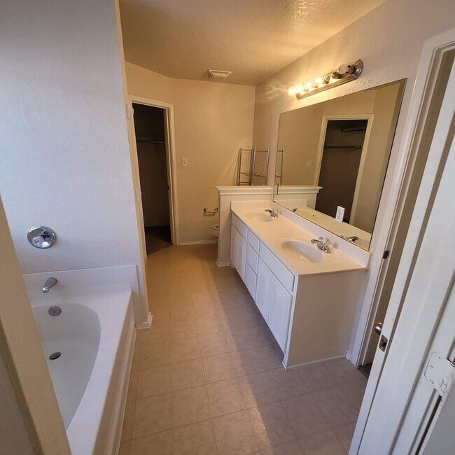 Building Photo - Clean North East Home - O'Conner & IH35