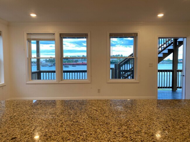 Building Photo - 373 Crescent Ave