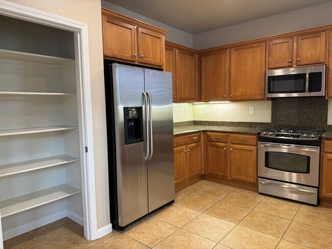 Building Photo - Corner lot Roseville property!