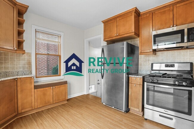 Building Photo - 9725 Fox Ave