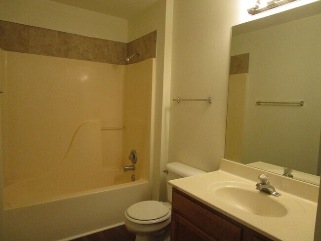 Building Photo - 5004-5006-5006 Betty Jean Way