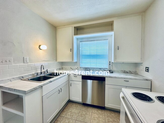 Building Photo - First Level Condo, Just Off the Plaza with Hardwood Floors and Lawn Care Provided!