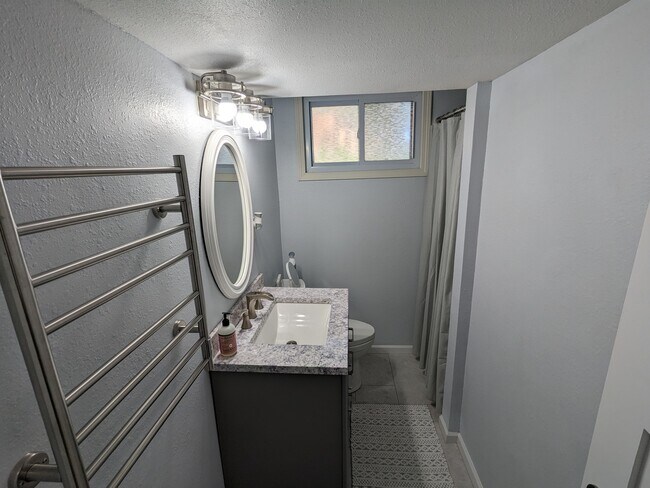 Building Photo - 2560 SW Belle Ave