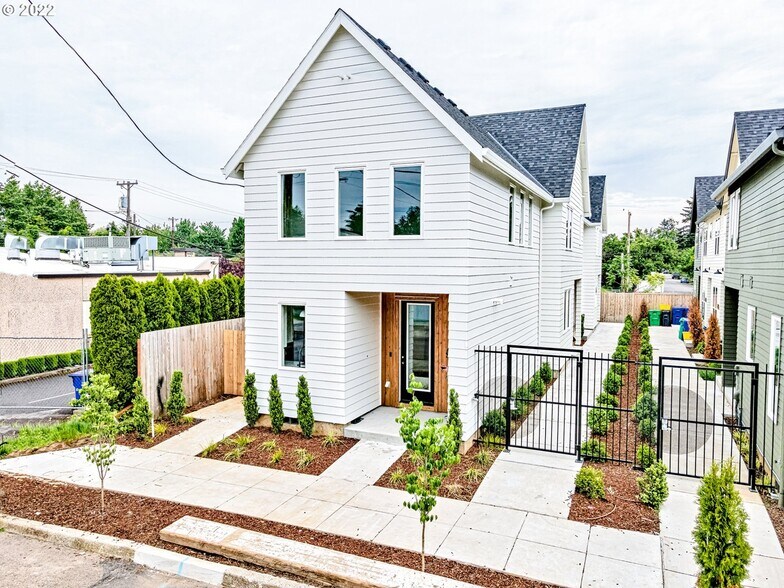 Building Photo - 7474 N Oswego Ave