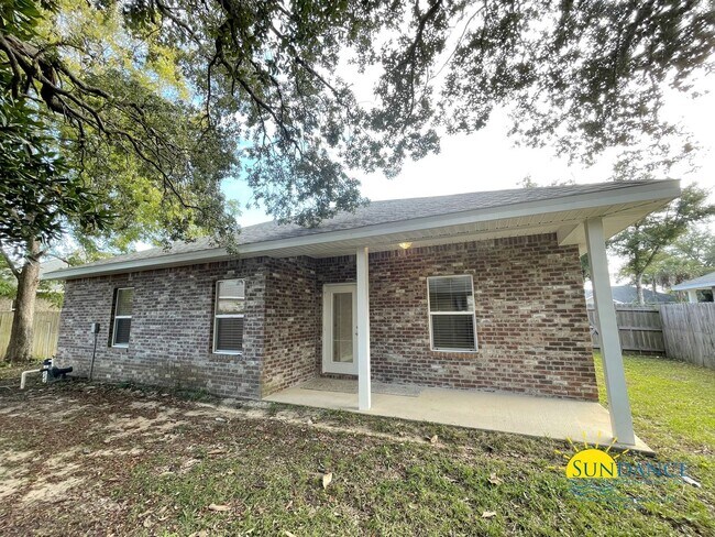 Building Photo - Pristine 3 Bedroom Home in Mary Esther!