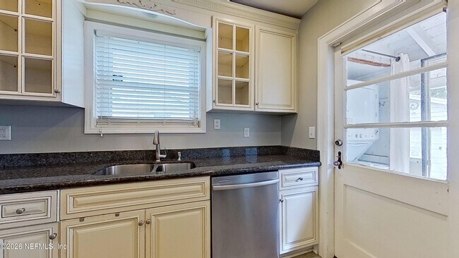 Building Photo - 2151 Traymore Rd