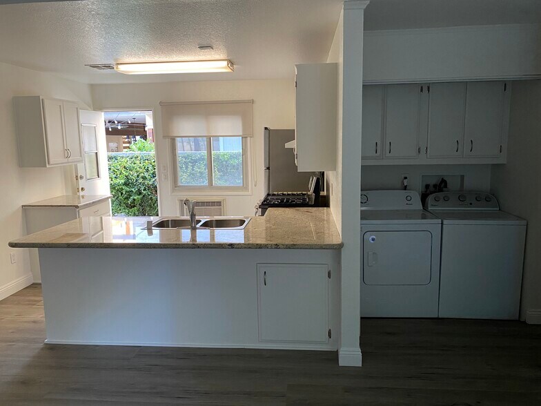 Building Photo - 713 Huntley Dr