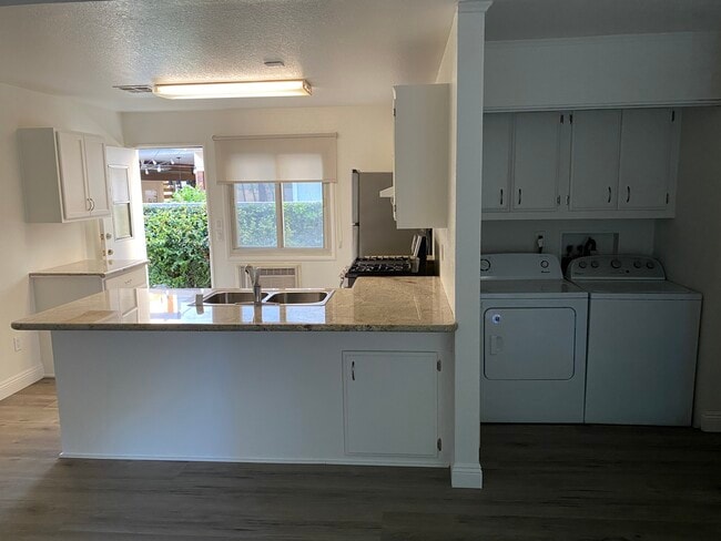 Building Photo - 713 Huntley Dr