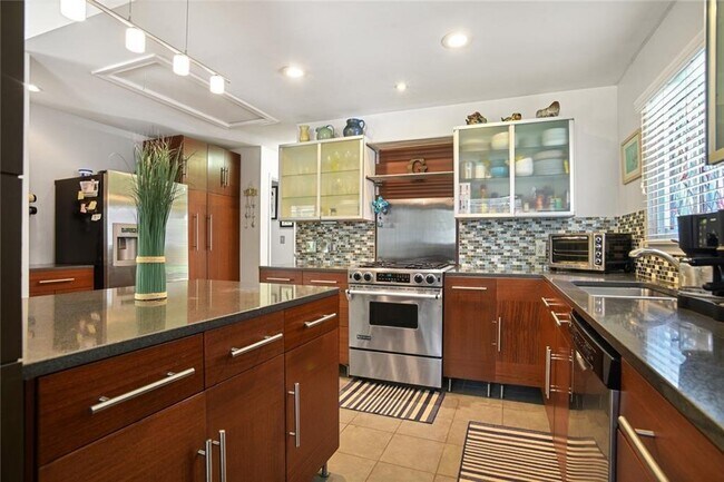 Building Photo - 2056 Arlington Ave NE