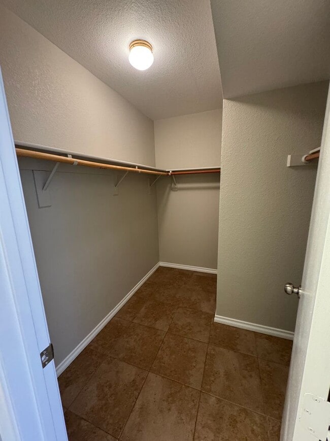 Building Photo - Transformed Townhome