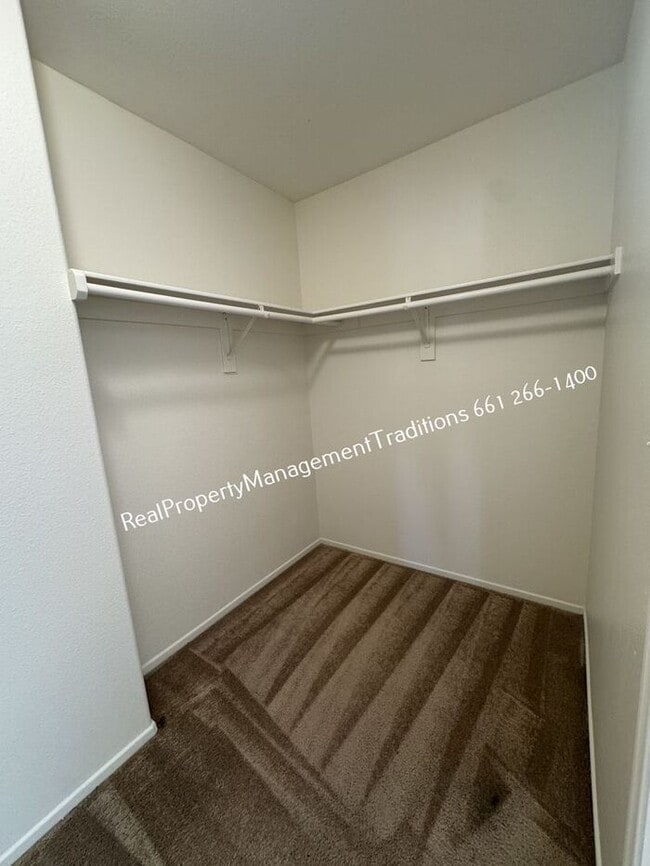 Building Photo - Spaciouse 4 Bed- 3 full Bath + plus Loft Home