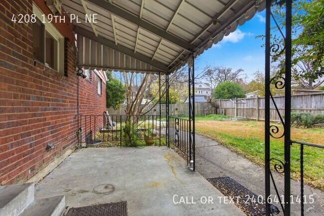 Building Photo - 4208 19th Pl NE