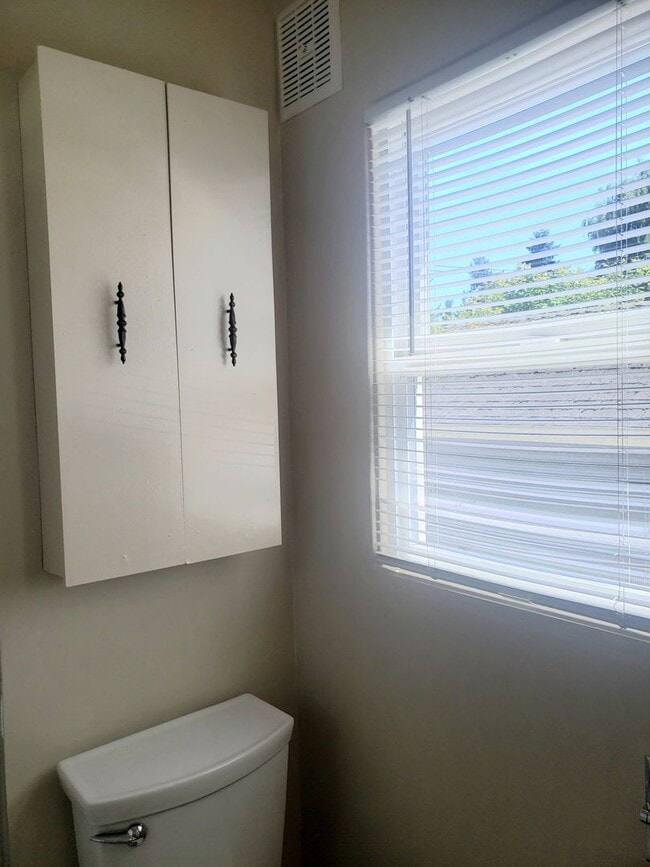 Building Photo - Classic Studio Apartment in The Heart of Sellwood