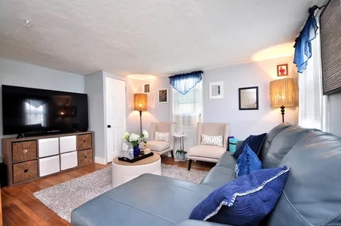 Building Photo - 349 Naubuc Ave