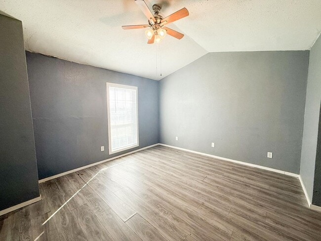 Building Photo - Spacious 2 story townhouse with fenced yard!