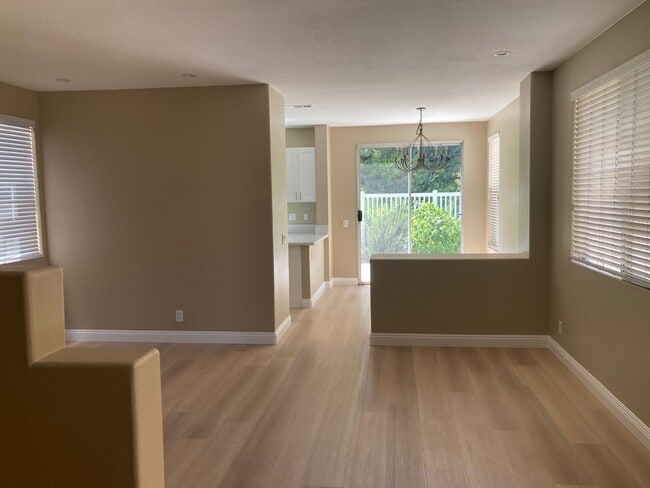 Building Photo - 3 bedroom 2.5 bath home Las Flores