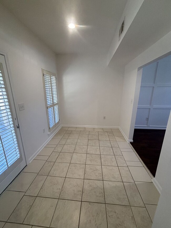 Building Photo - Fully Renovated 2 bed 2.5 bath Townhome in...