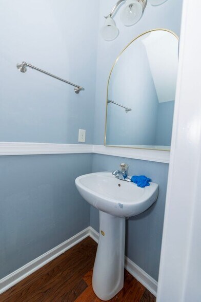 Building Photo - 5815 Weddington Dr