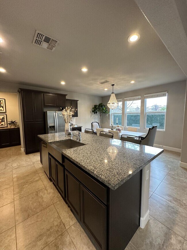 Building Photo - Gorgeous like new 4 bedroom 3 bath home located in Promontory