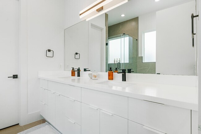 Building Photo - 3410 Baer St