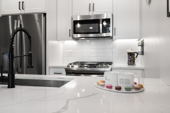 Building Photo - 174 W Seventh St