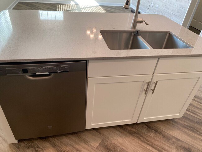 Building Photo - STOREY PARK - 3BR/2.5BA TOWNHOME WITH 2 CAR GARAGE