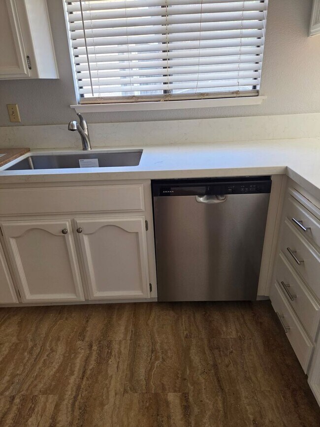 Building Photo - Remodeled 3 Bedroom Home in Roseville for Rent
