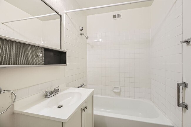 Building Photo - 1 Bedroom 1 Bathroom Condo Minutes from Th...