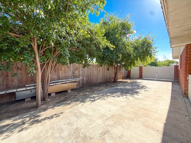 Building Photo - 201 Gumwood Ln