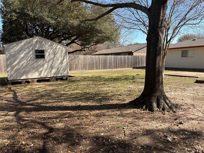 Building Photo - 1007 Stoneleigh Ct